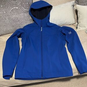 Arc’teryx women’s fitted coat, size smalll, water and wind resistantent